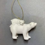 Akasztható kerámia fenyőfa díszek, jegesmaci álló 8cm