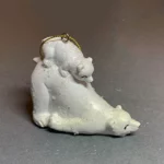 Akasztható kerámia fenyőfa díszek, jegesmaci fekvő 7cm