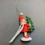 Akasztható kerámia fenyőfa díszek, kislány fenyővel kerámia 10cm