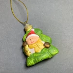 Akasztható kerámia fenyőfa díszek, fenyő hóemberrel 6,5cm