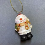 Akasztható kerámia fenyőfa díszek, hóember barna sállal 7cm