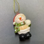 Akasztható kerámia fenyőfa díszek, hóember zöld sállal 7cm