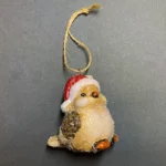 Akasztható kerámia fenyőfa díszek, madár sapkában 8cm
